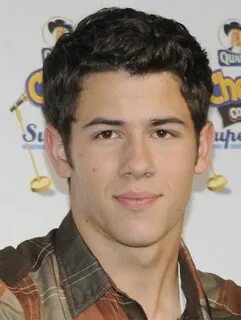 Nick Jonas New Haircut 2019 Pictures Wavy hair men, Long hai