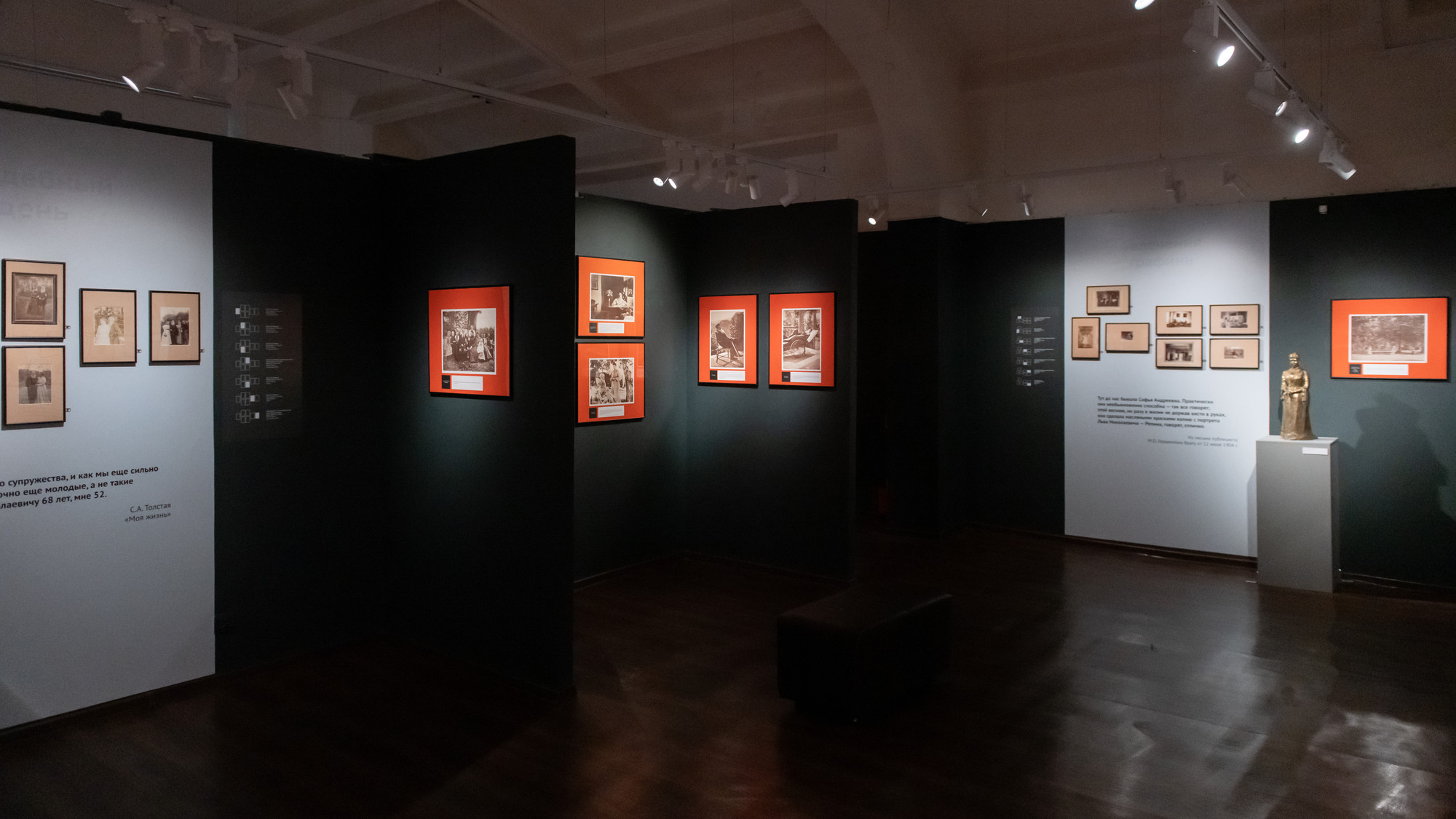 

Билеты на Софья Андреевна Толстая — фотограф графиня снимает на «Кодак» (Росфото)