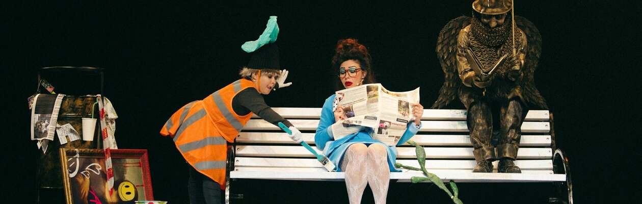 Фонарь. Скамейка. Урна