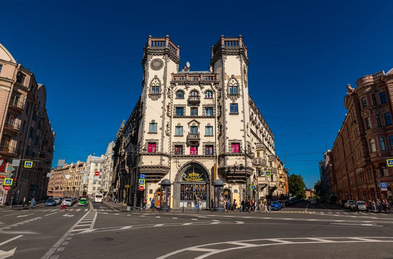 

Билеты на Экскурсия по дворам и парадным Петроградской стороны (Станция метро «Петроградская»)