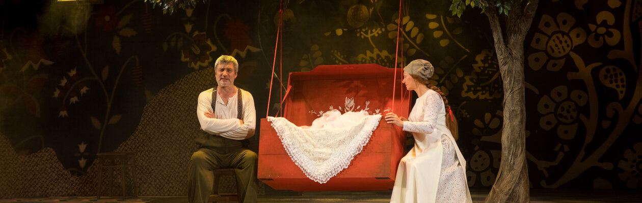 С неба упали три яблока