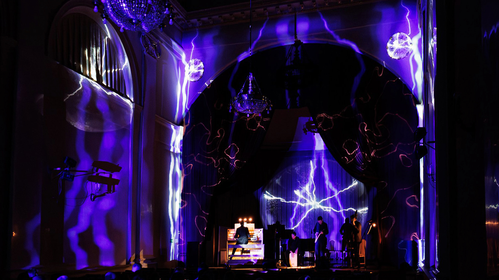 

Билеты на Иммерсивный концерт: «Времена года» Вивальди (Российская национальная библиотека на Фонтанке)