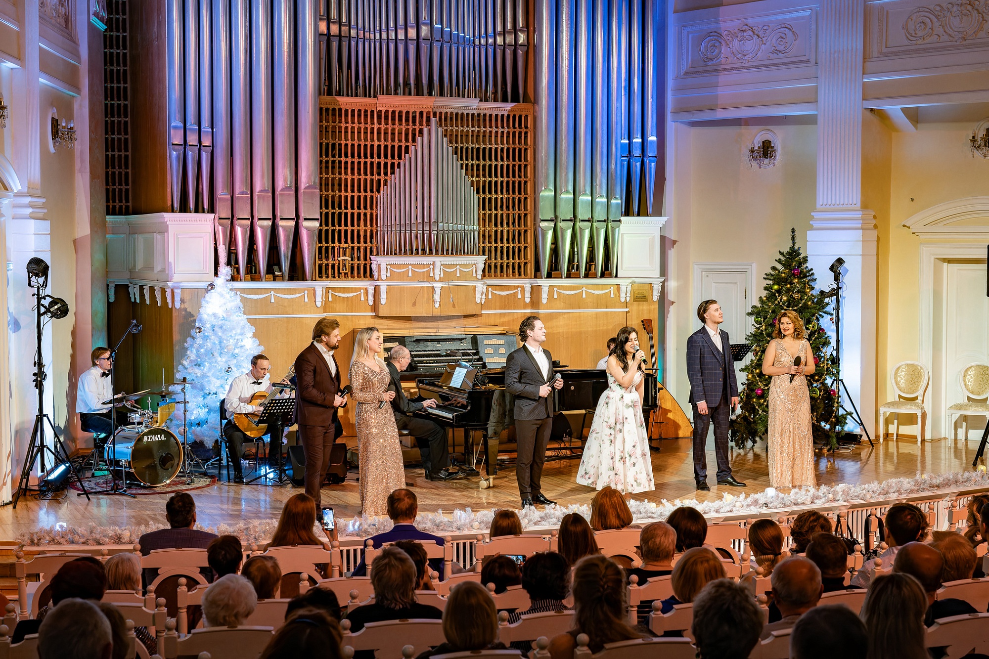 

Билеты на Рождественские встречи. Праздничный концерт (Филармония. Зал органной и камерной музыки)