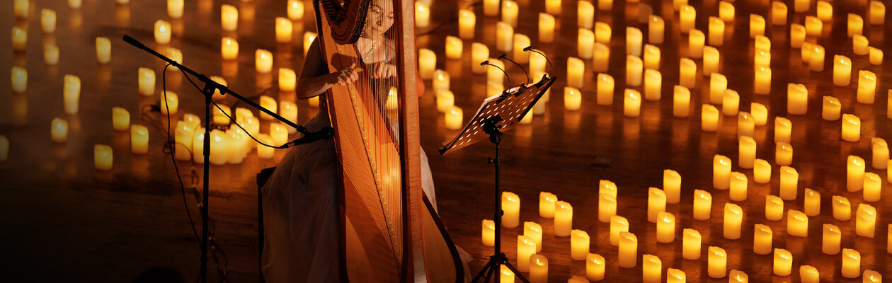 Орган и арфа при свечах