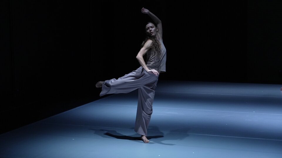 Между двумя