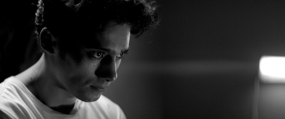 Девушка возвращается одна ночью домой