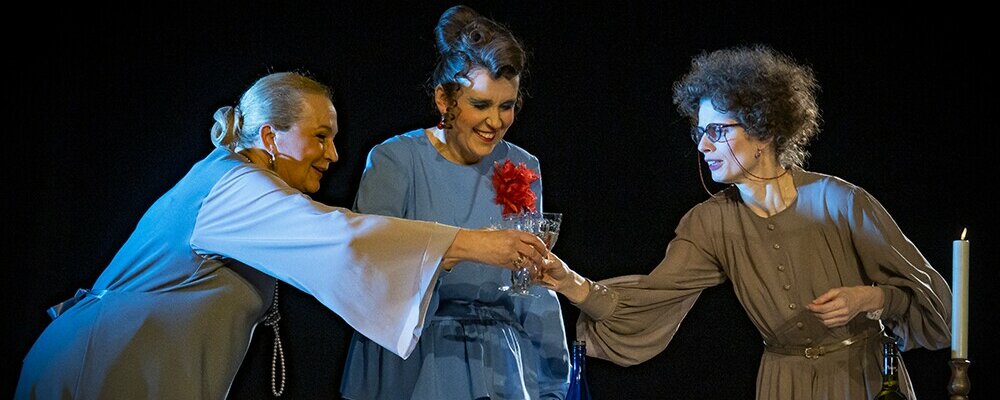 Тремя этажами выше