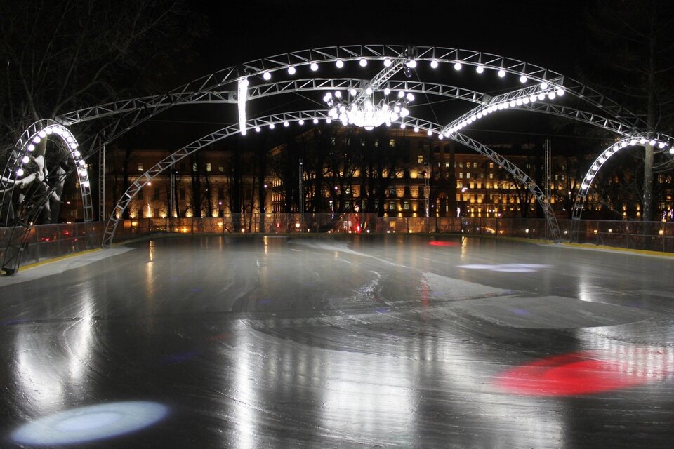 PROЛёд каток в саду «Эрмитаж». Искусственный лёд