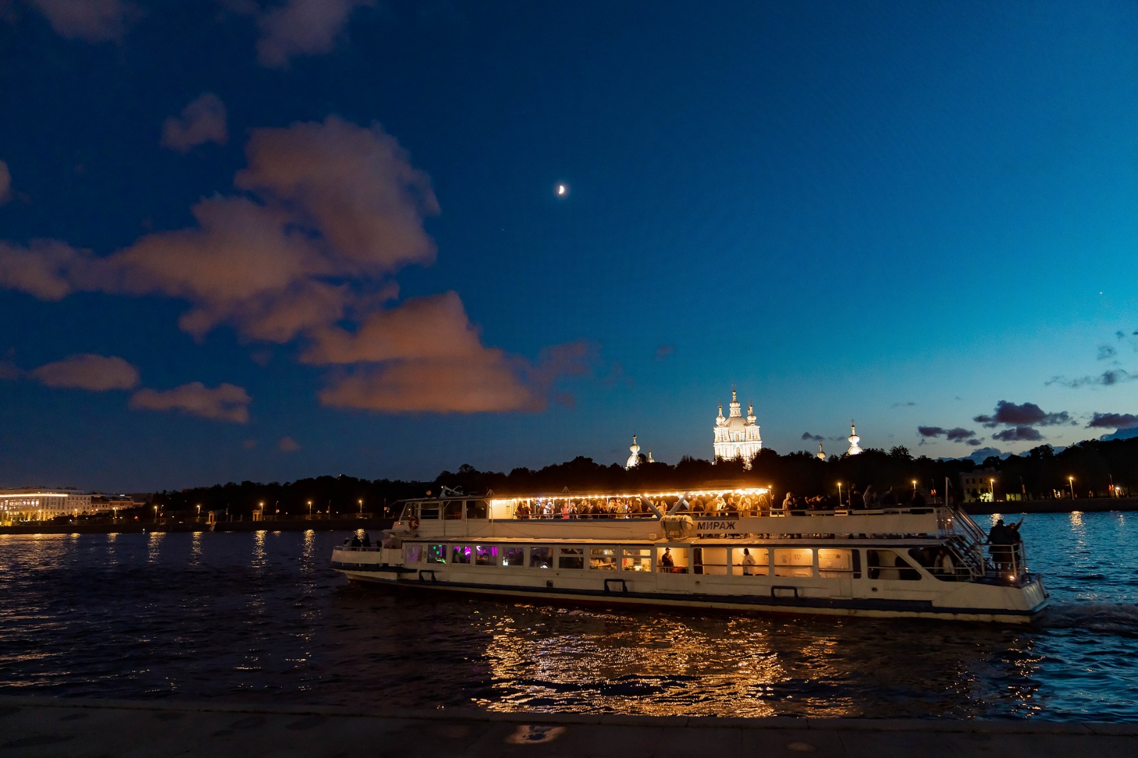 

Билеты на Дискотека под развод мостов на двухпалубном теплоходе (Причал «Петровский спуск»)