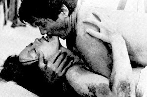 Женщина в песках