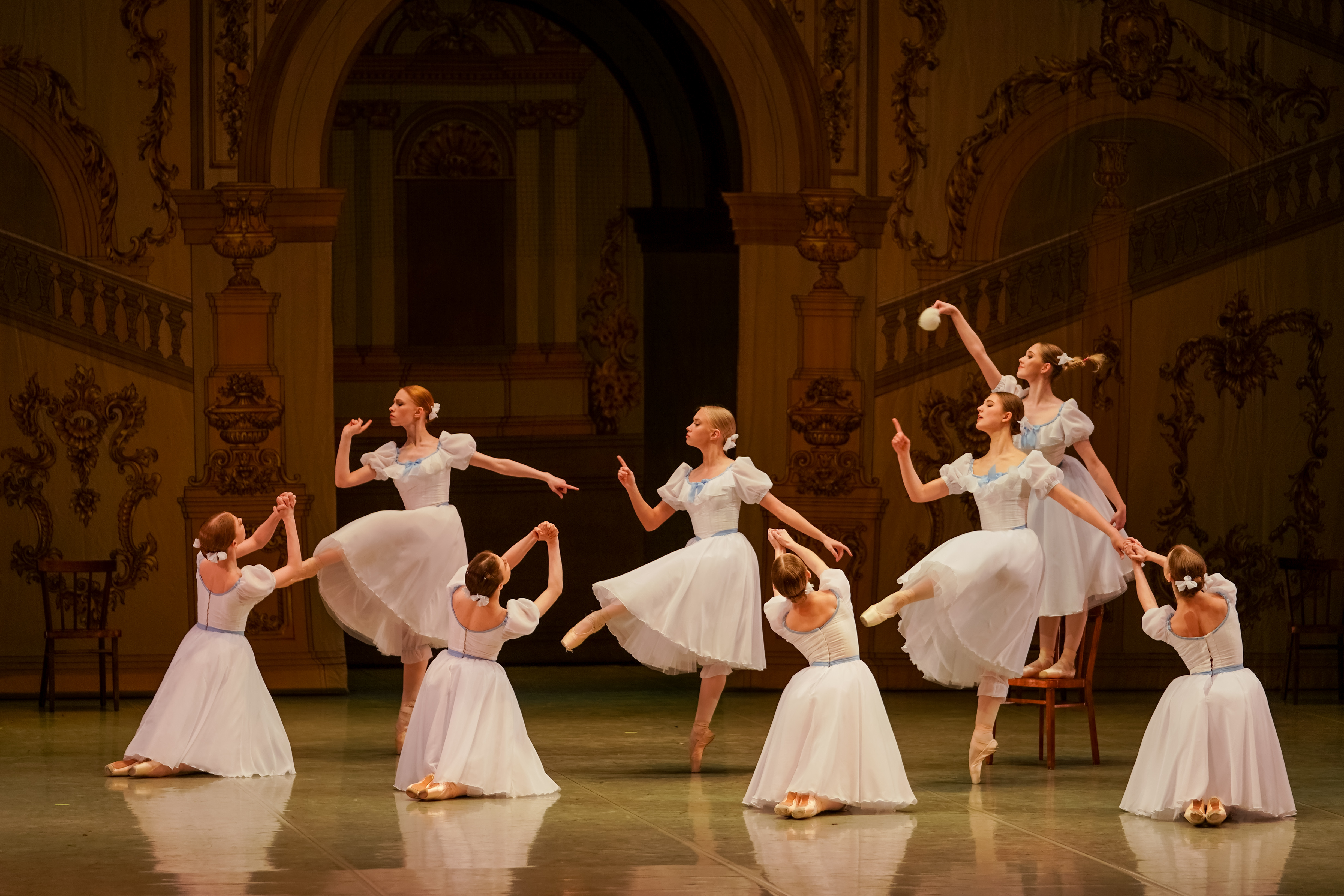 

Билеты на Выпускной бал (Уральский центр народного искусства)