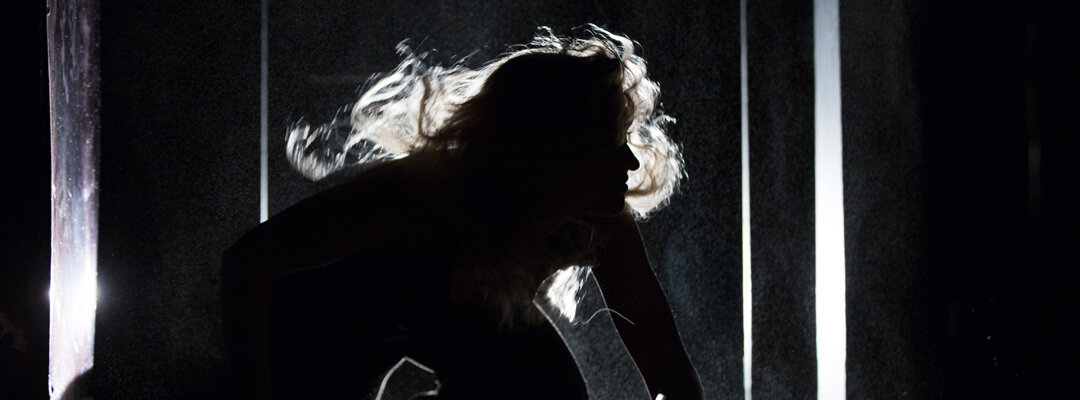 За закрытыми дверями