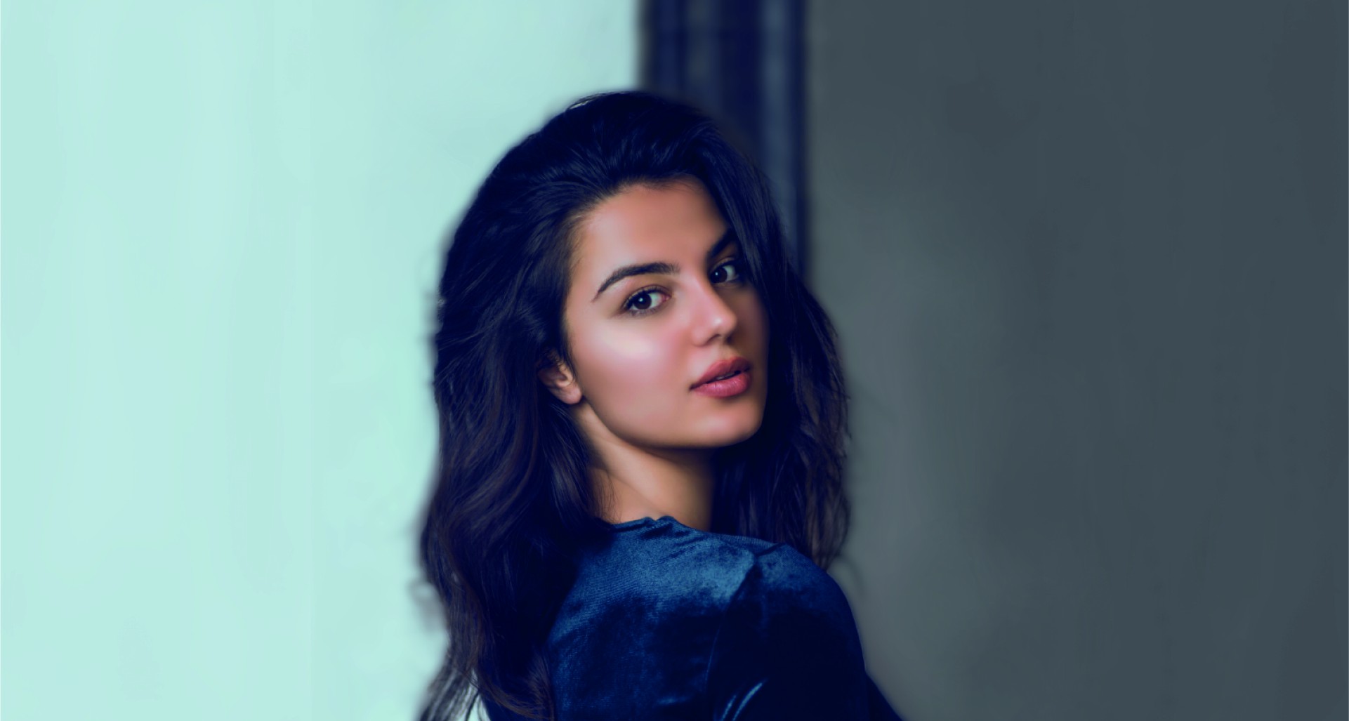 Қабырғаға қысып, ол оны юбкасының астынан сиқты.