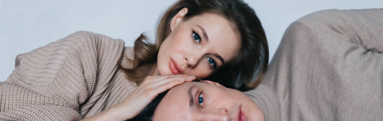 Двое на качелях