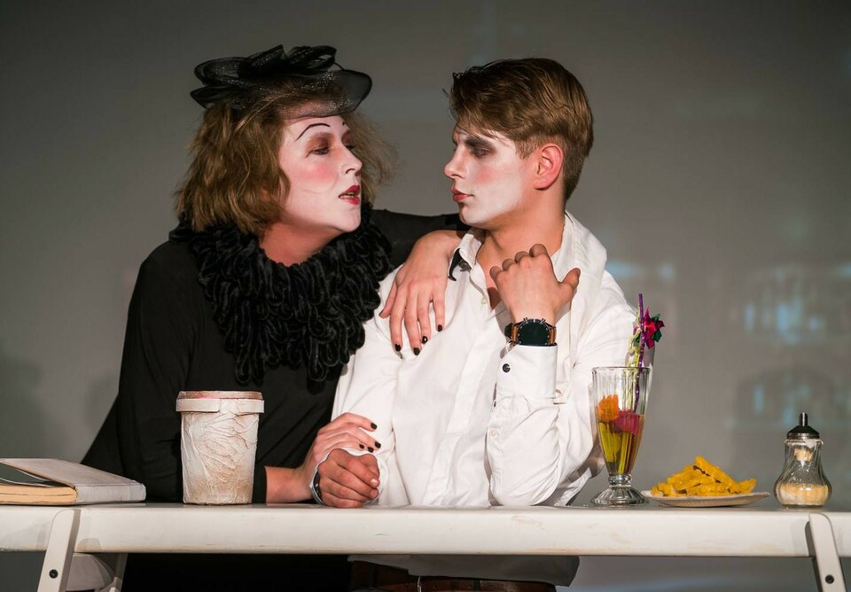 Две дамочки в активном поиске