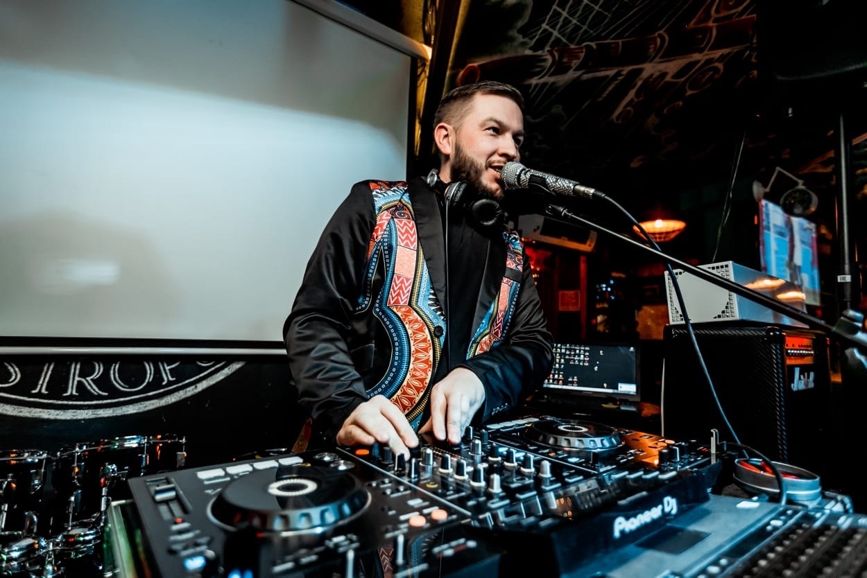 

Билеты на Ретро-вечеринка с Дмитрием Цветковым (Руки Вверх! Бар)