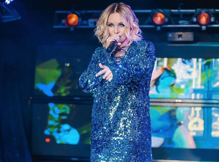 Оның кискасын саусақпен сипау