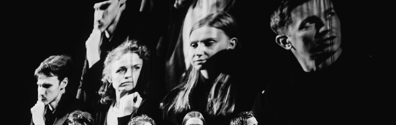 Лицо сестры в сиянии стекла