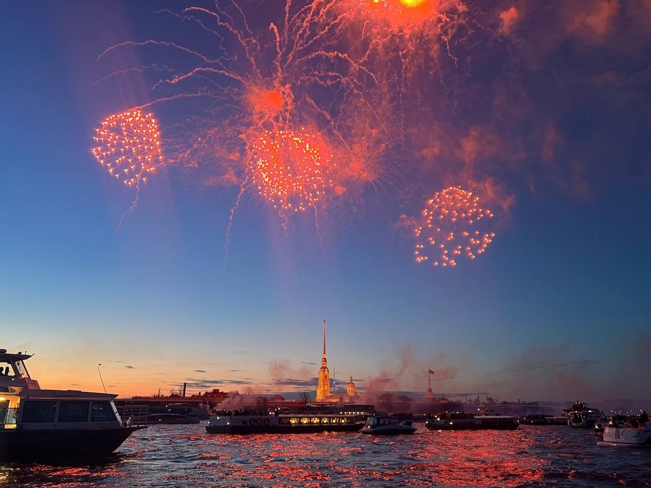 

Билеты на День России! Праздничная прогулка по Неве (Музыкальный теплоход)