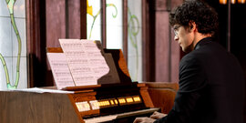 Утро в особняке. Кофе, друзья, орган