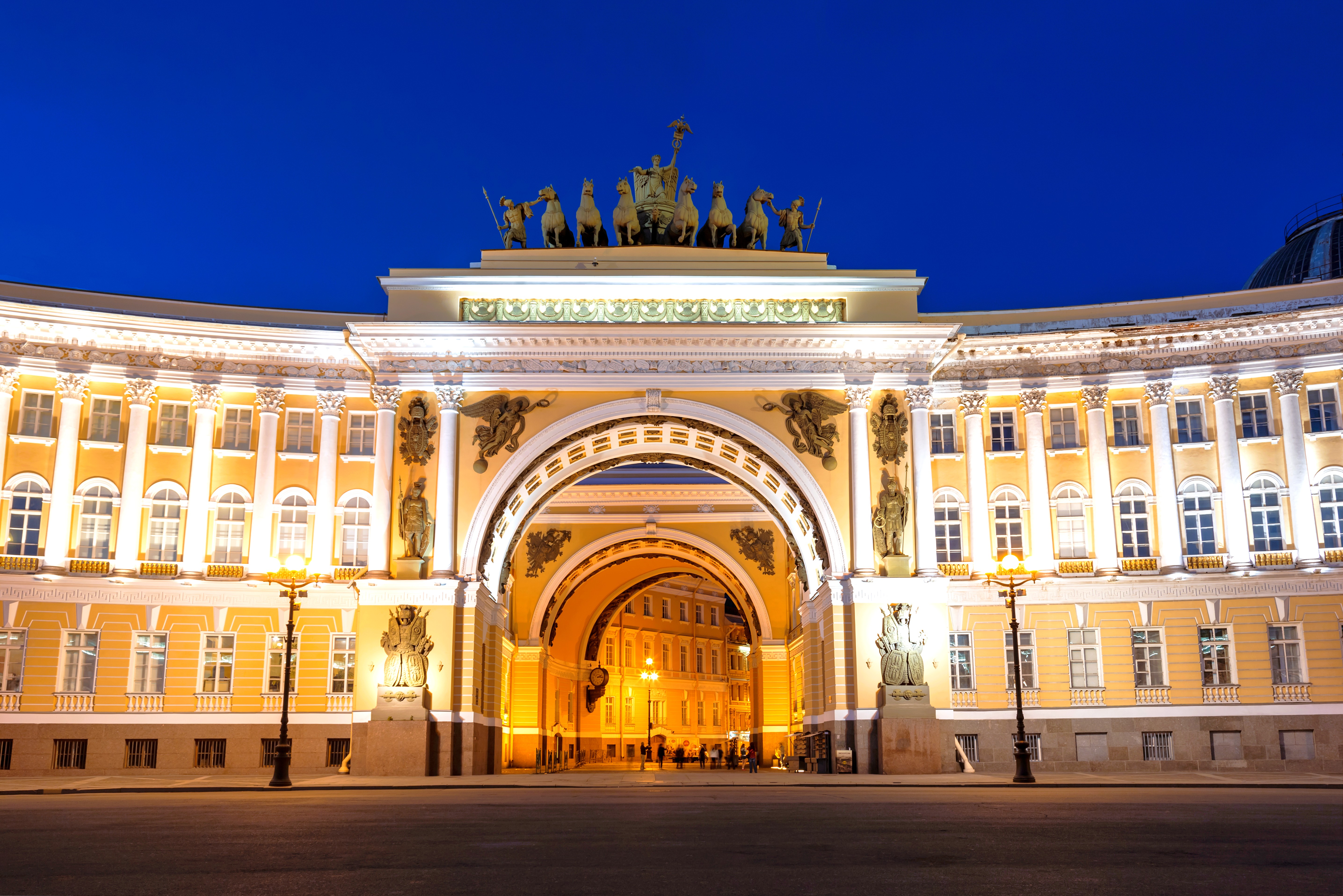 

Билеты на Старинный и современный Петербург (От Дворцовой площади до Лахта-центра: старинный и современный Петербург)
