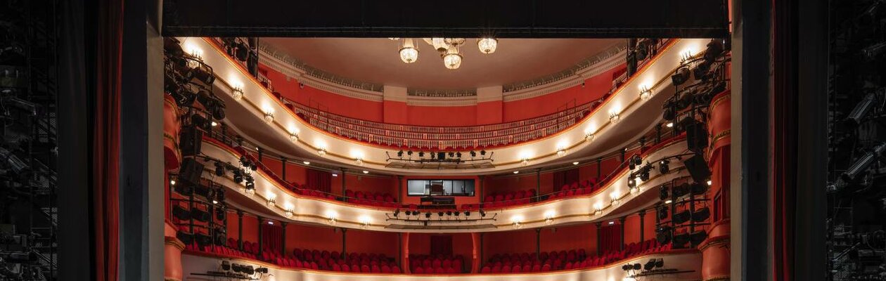 Детская экскурсия по исторической сцене Театра Маяковского