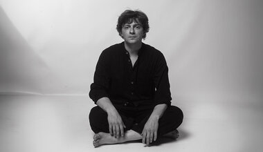 Бонд с кнопкой афиша