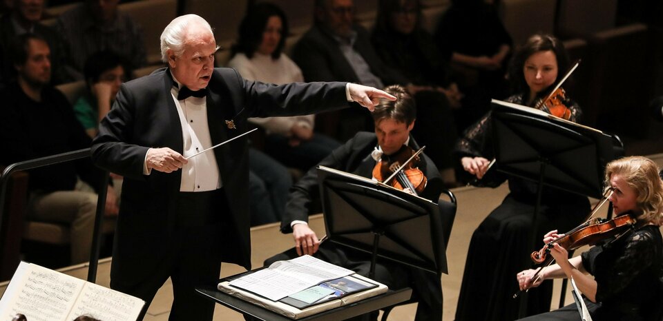 АСО московской филармонии.  Дирижёр — Юрий Симонов