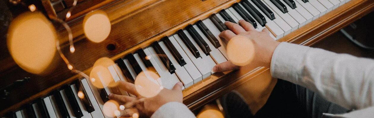 Между Сциллой и Харибдой