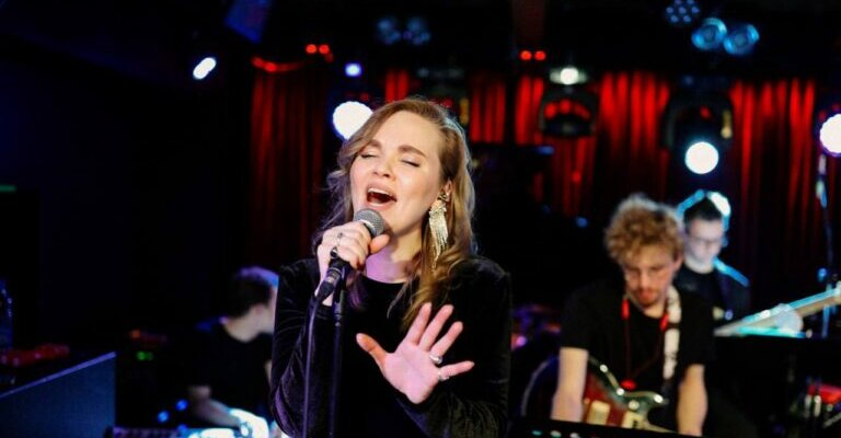 Саша Алмазова и CoolGroove Bigband п/у Юрия Ковешникова