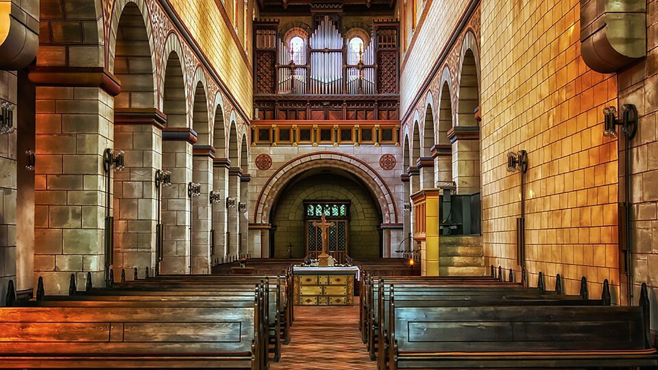 Старинный орган Англиканского собора при свечах. Вселенная Баха