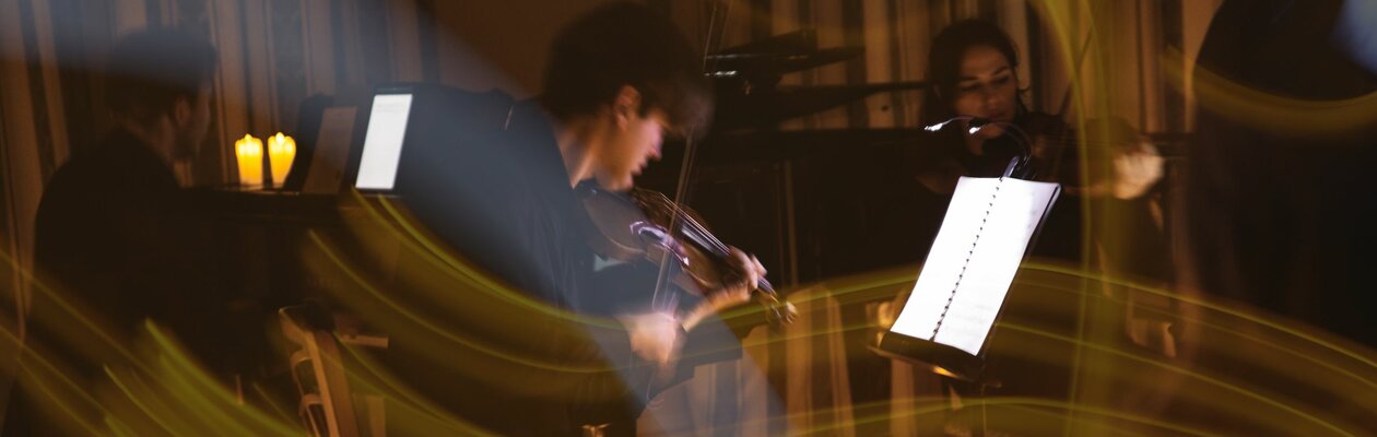 Ночь среди свечей