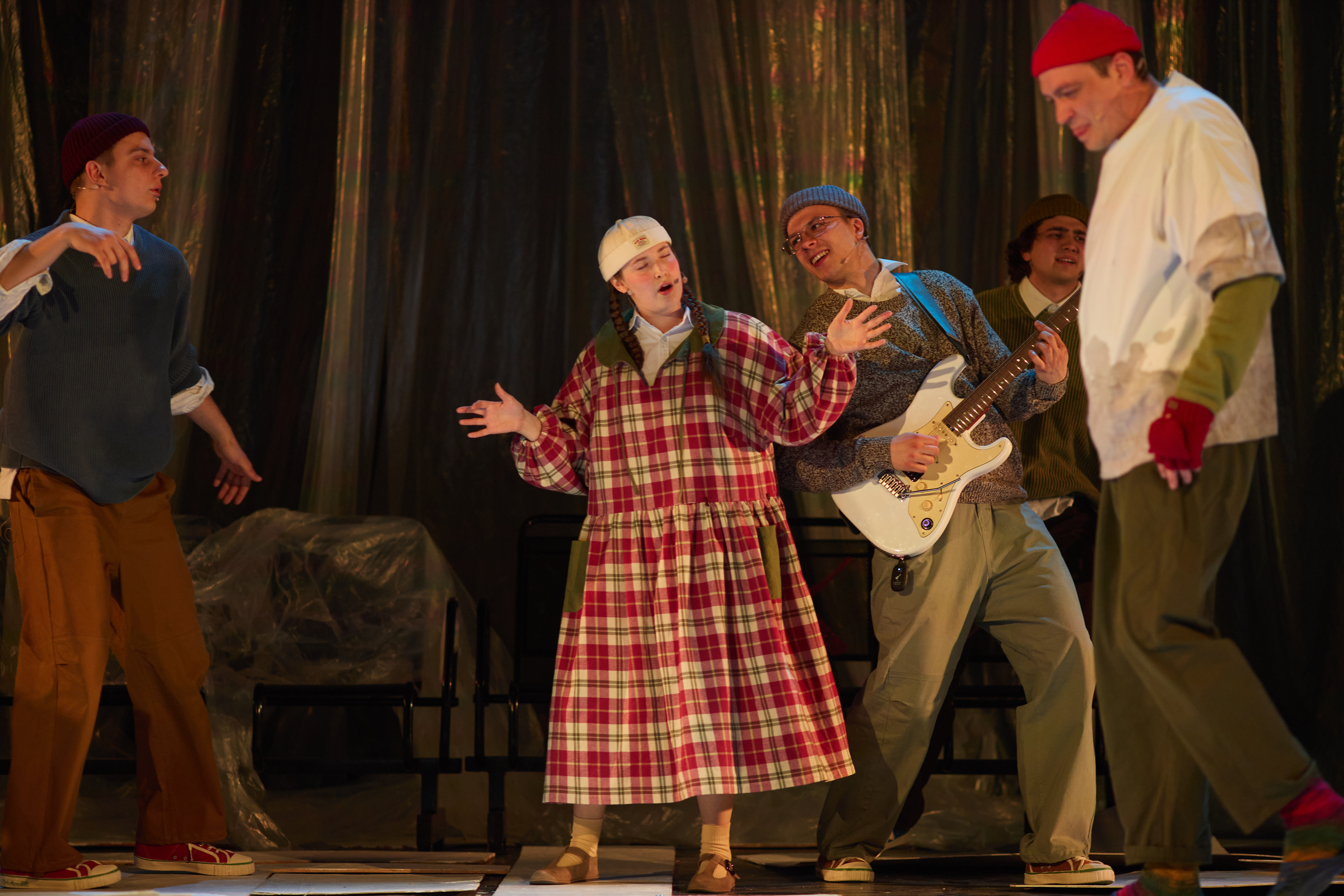 

Билеты на Когда длинная стрелка будет на двенадцати, а короткая на трёх (ЗИЛ)