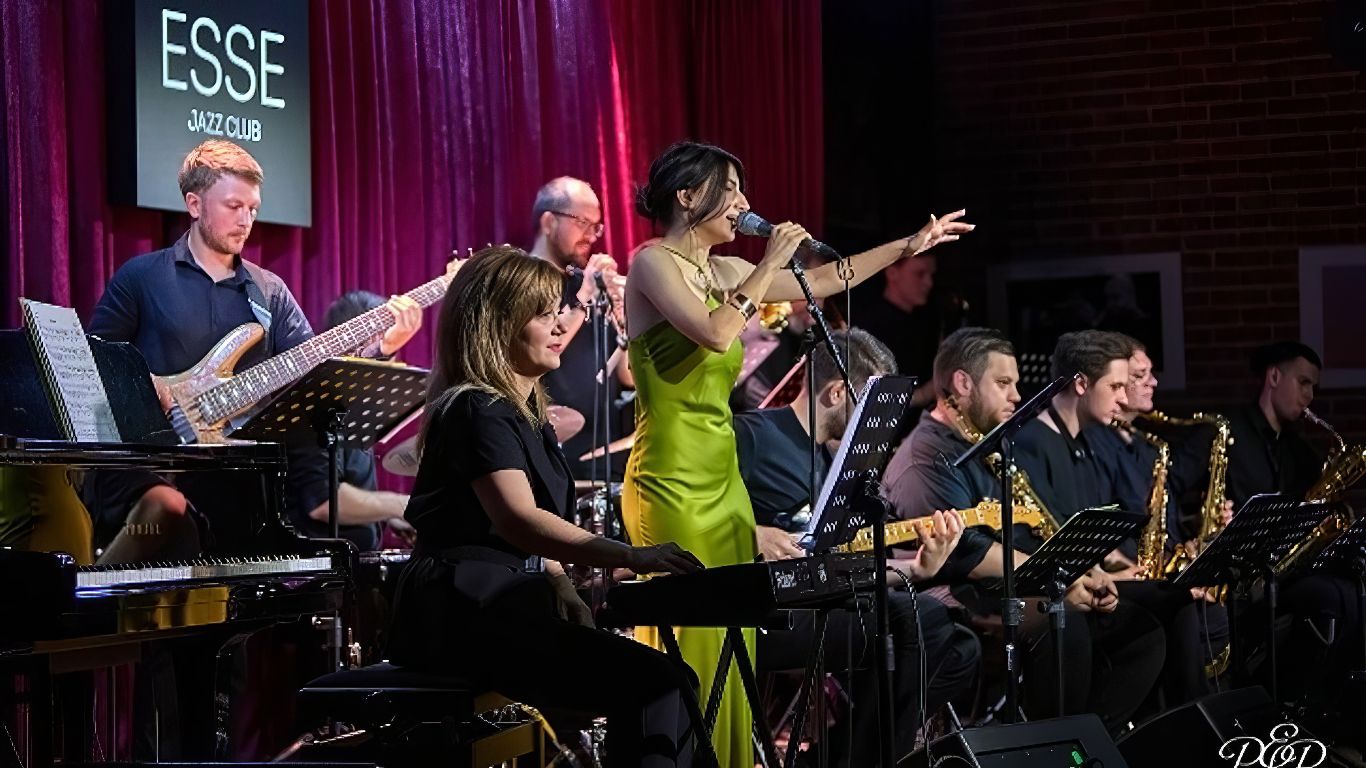 

Билеты на Биг-бэнд Антона Глухова (Эссе)