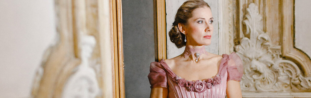 Розовое платье