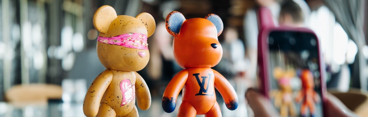 Роспись мишки Bearbricks в технике флюид-арт