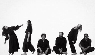 Бонд с кнопкой афиша