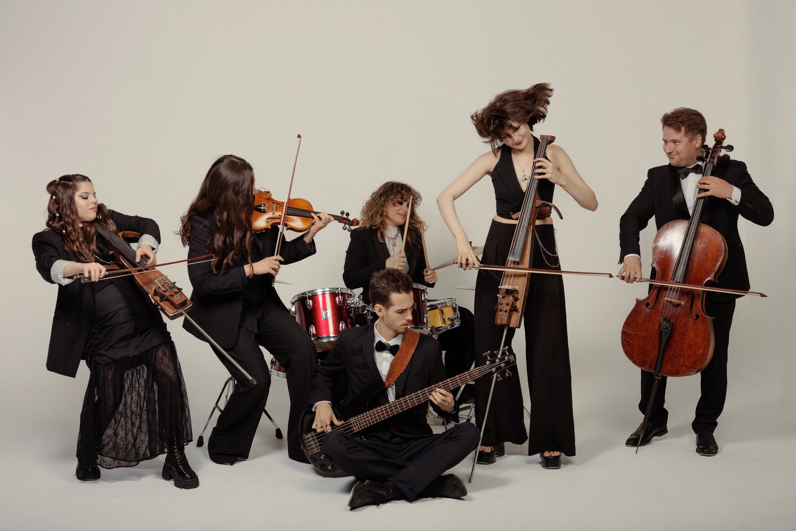 

Билеты на Magic Cellos Band. Шедевры Queen на виолончелях (Фольклорный центр «Москва»)