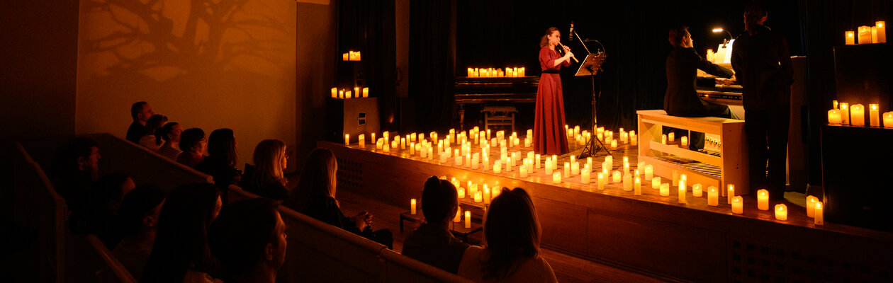 Орган и дудук при свечах