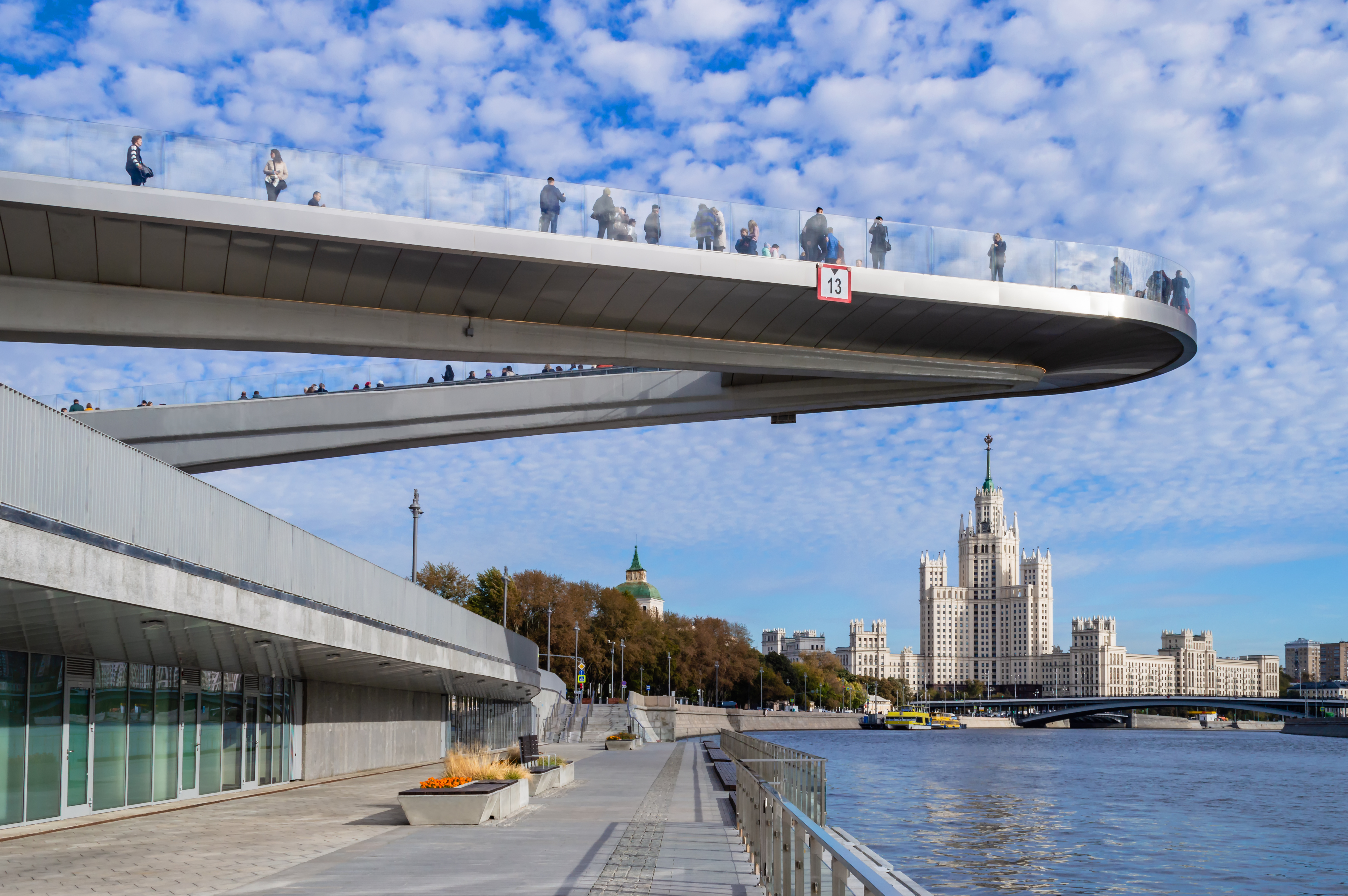 По центру Москвы на теплоходе от причала Китай-город