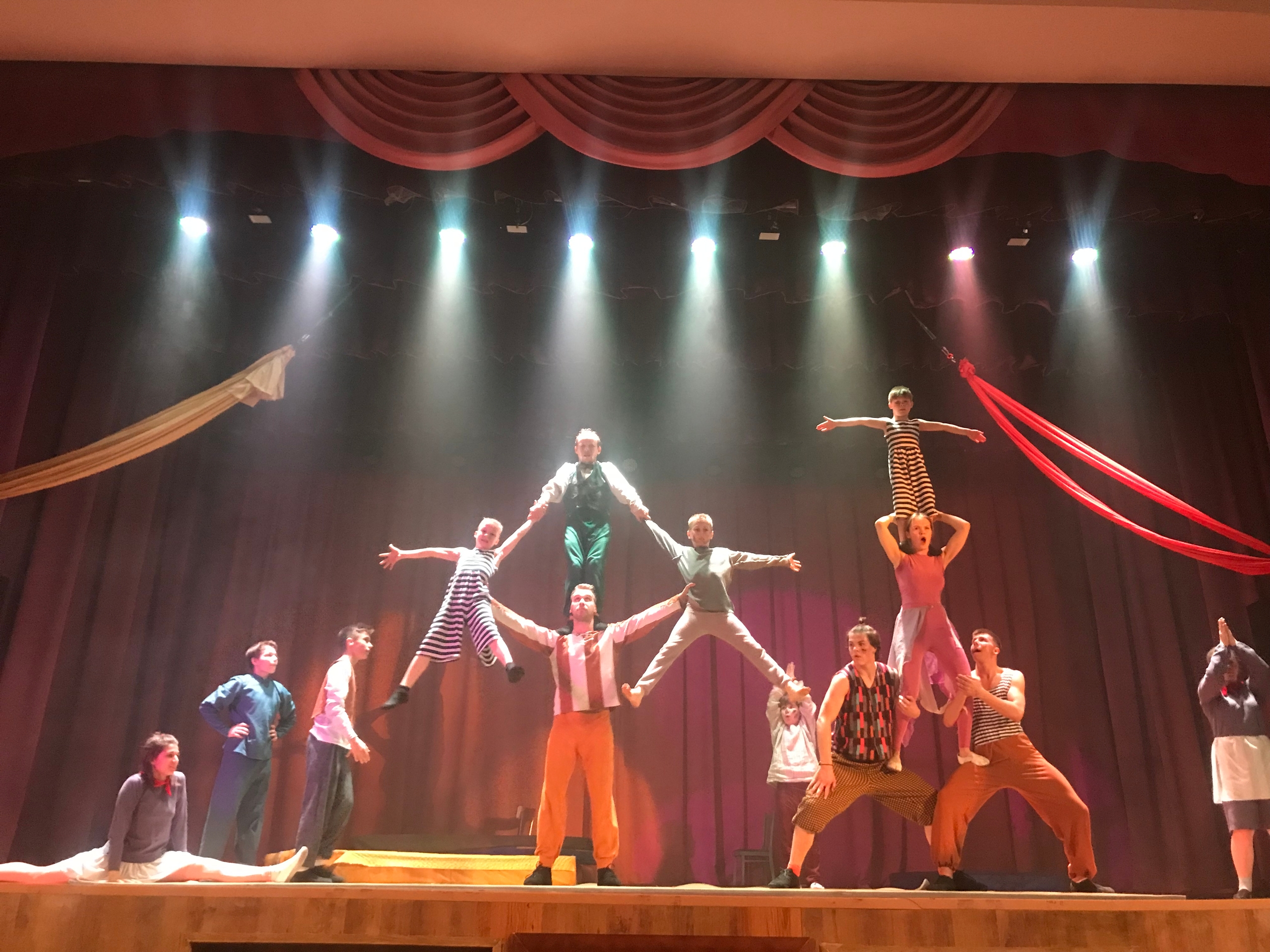 

Билеты на Республика ШКИД (Театр-цирк «Монгольфьери»)