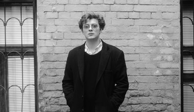 Бонд с кнопкой афиша