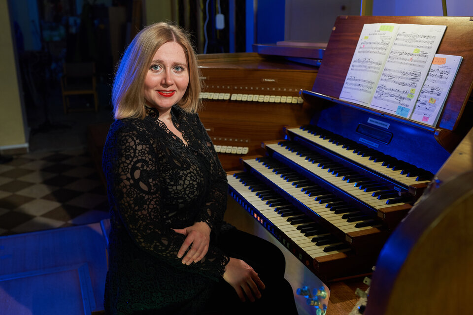 Старинный орган Англиканского собора при свечах. Бах