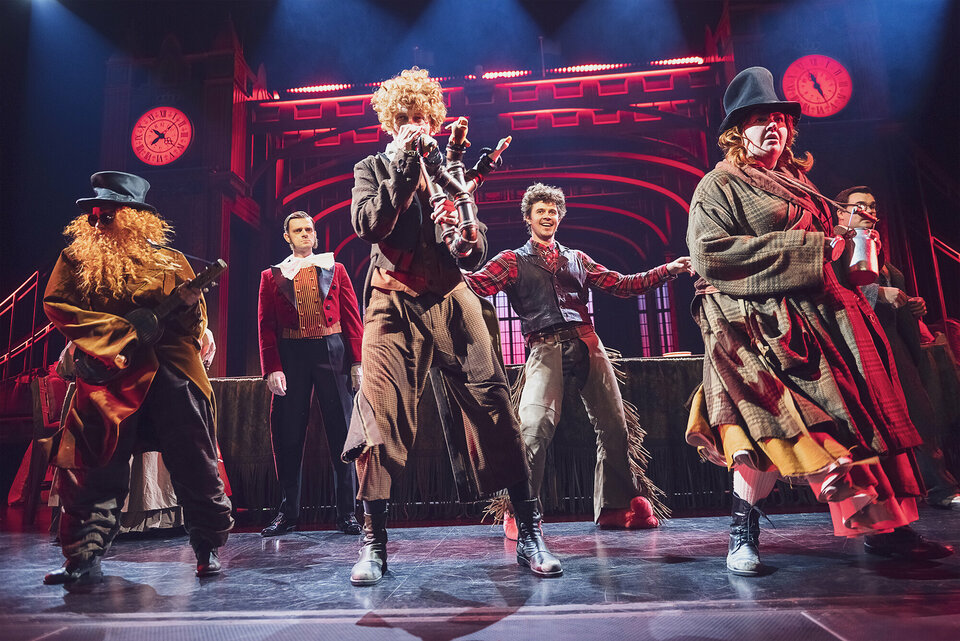 Ер адам Выборгта еркек пен еркек жынысын іздейді.