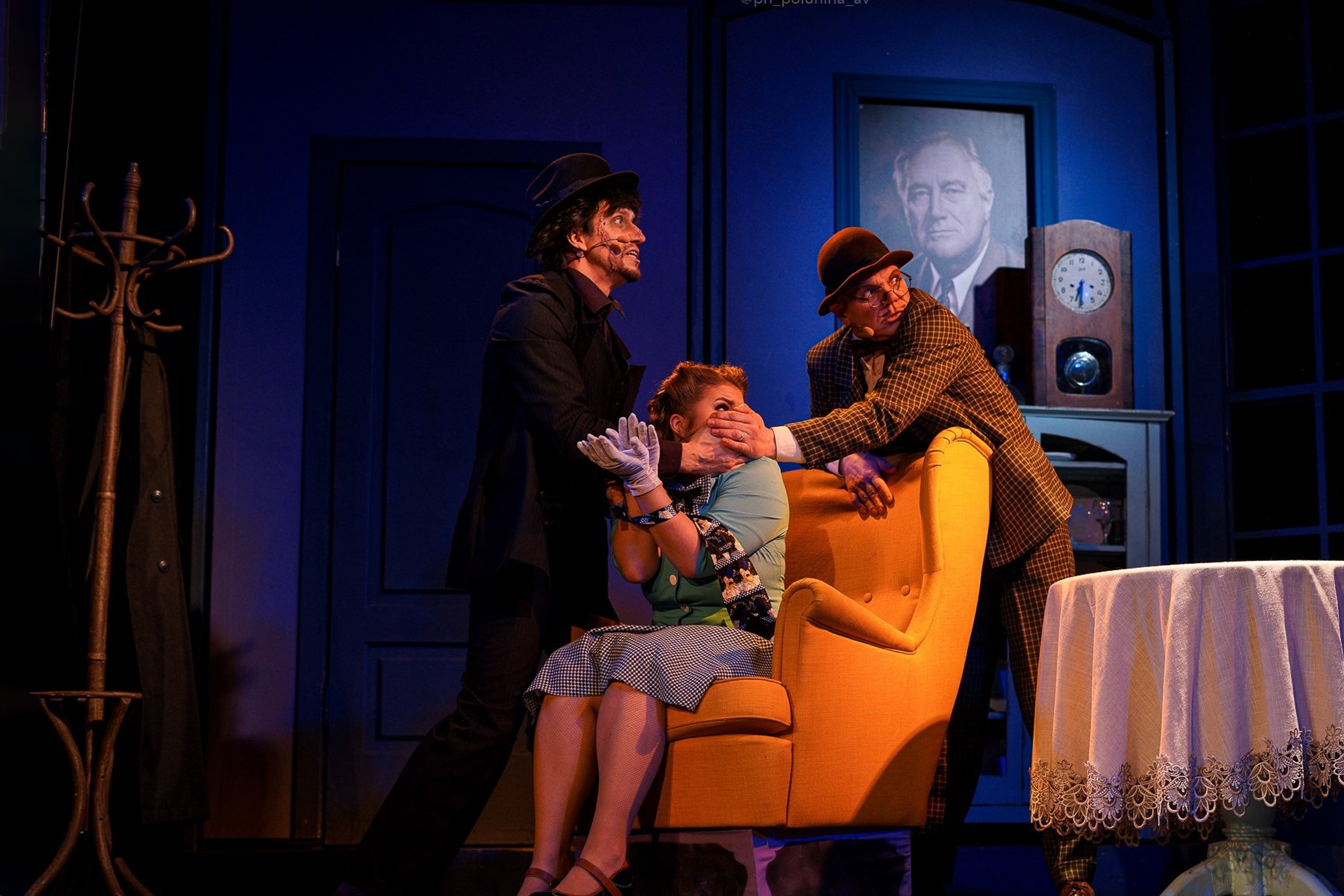 

Билеты на Мышьяк и кружева (Дом молодёжи Василеостровского района)