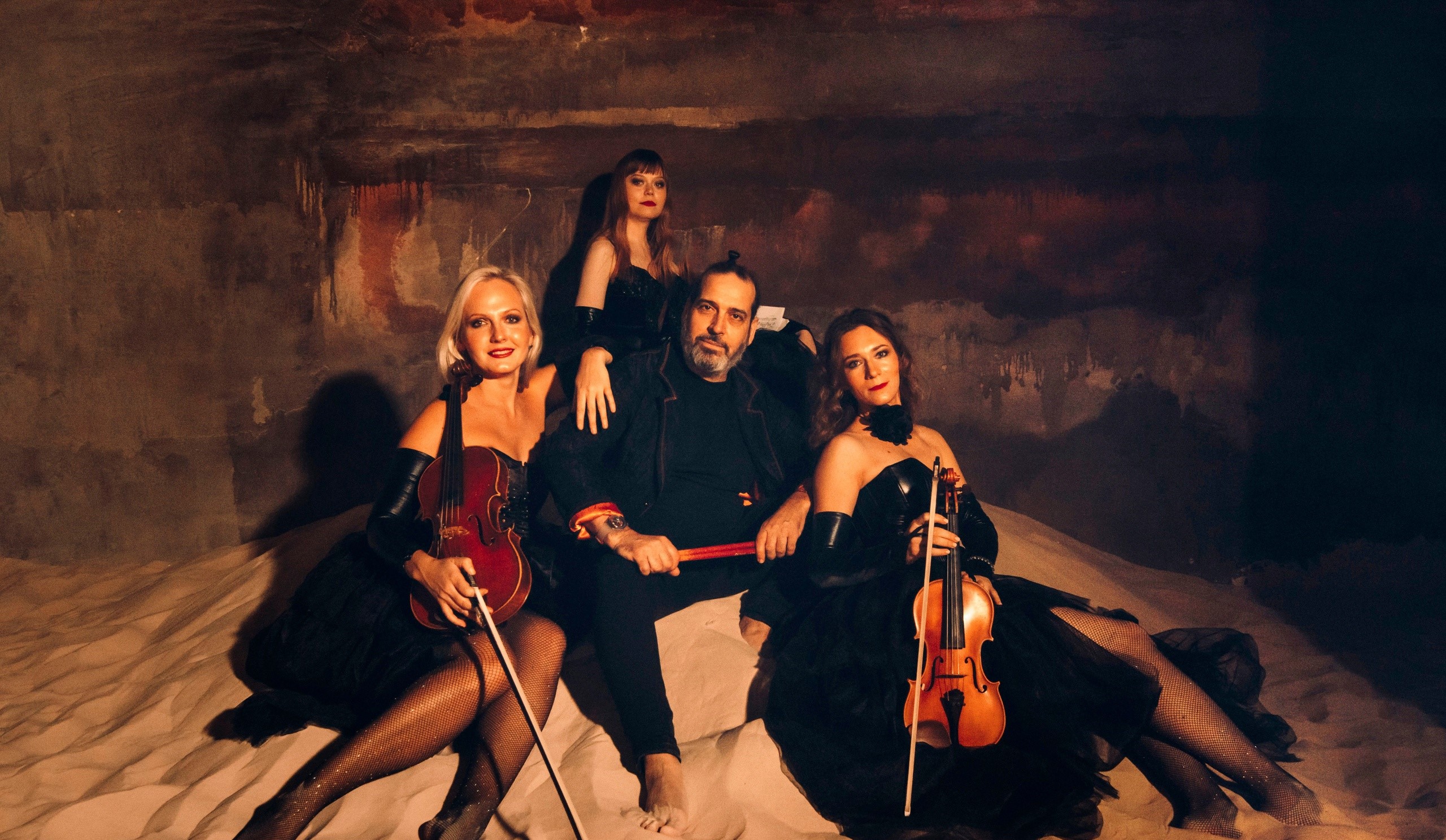 

Билеты на Рок-хиты (Филармония им. Шостаковича. Малый зал)