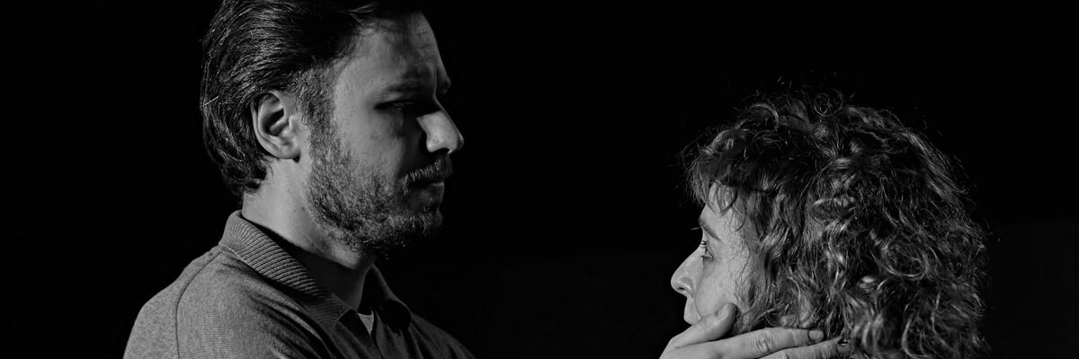 Двое на качелях