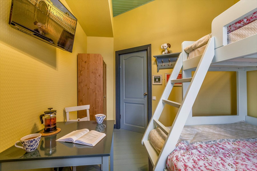 Фото Друзья у Дома Книги