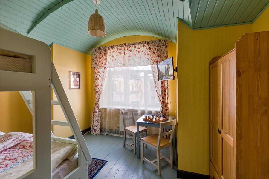 Фото Друзья у Дома Книги