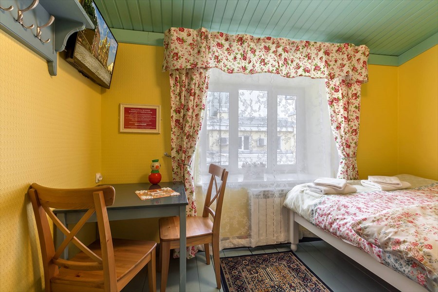 Фото Друзья у Дома Книги